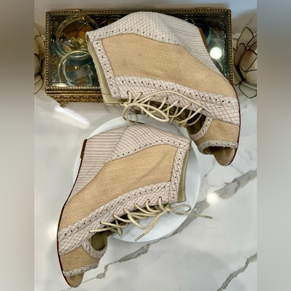 Elizabeth and James - Leather/Linen Open Front Lace-Up Wedge Heel - EUC 6 1/2 - Picture 13 of 15